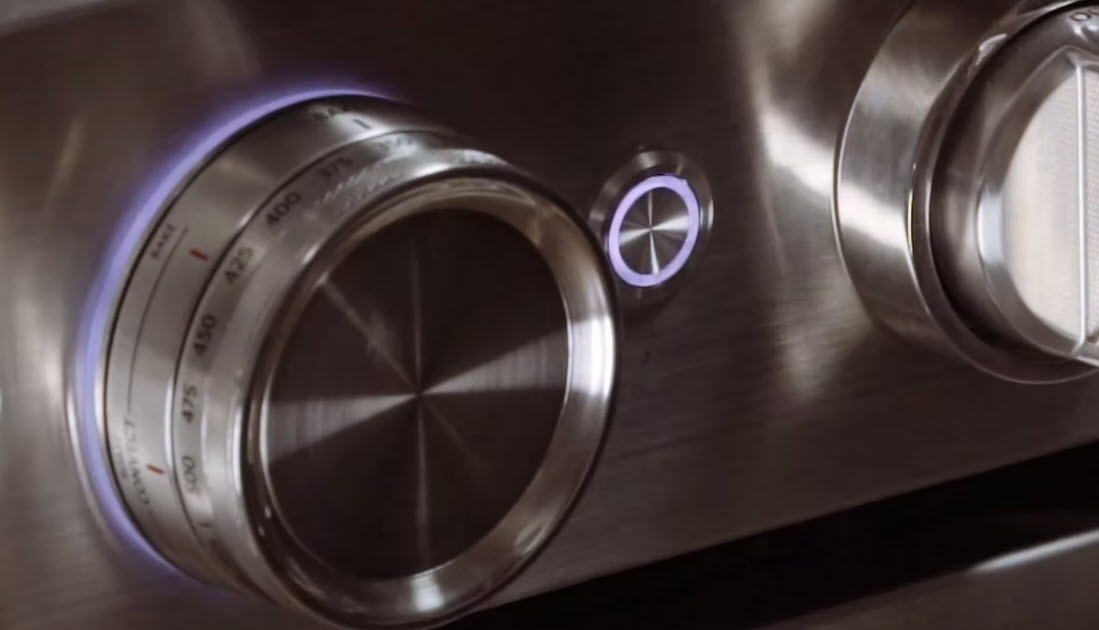 The dual concentric knob on the commercial-style gas and dual fuel ranges from KitchenAid® that provides one-handed control of both oven mode and temperature. The knob has responsive backlighting that confirms settings are correct or alerts you to needed adjustments.